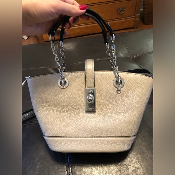 COACH Lane Bucket Bag In Colorblock Griege Navy Chainlink Turnlock - Picture 2 of 16